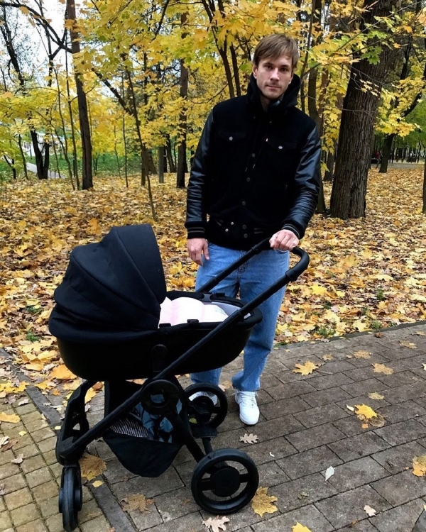 На прогулке с дочерью