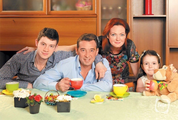 С женой, сыном Михаилом и дочкой Ниной