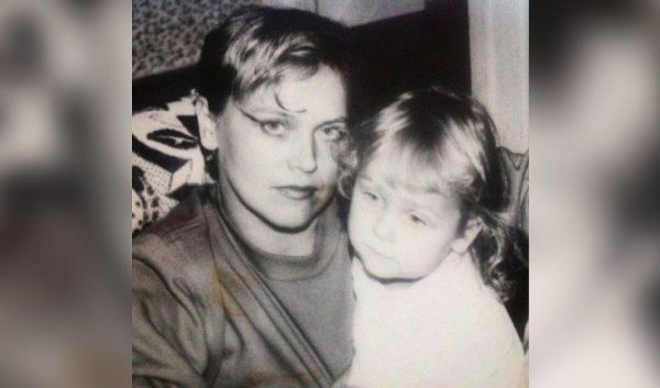 Елена Дудина в детстве с мамой