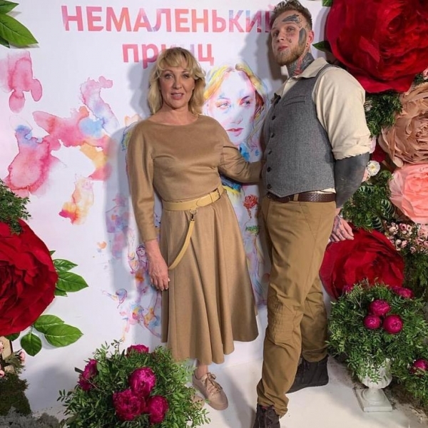 Елена Яковлева и ее взрослый сын