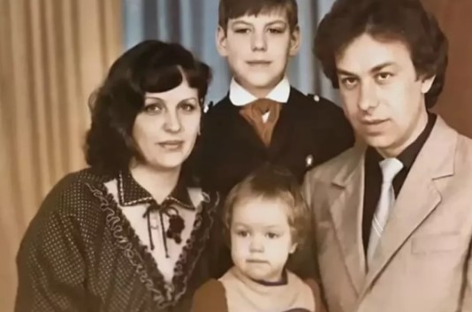 С родителями и сестрой