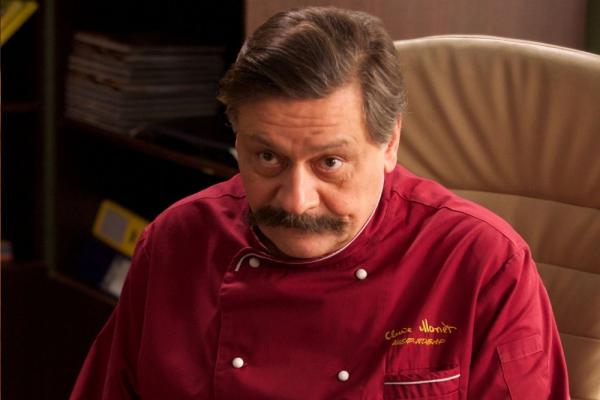 Дмитрий Назаров во время съемок сериала «Кухня»