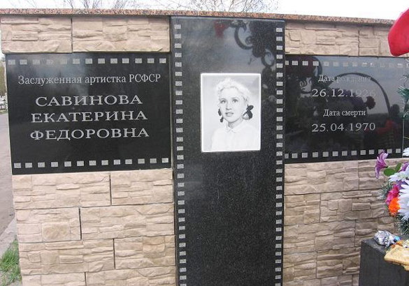 На фото: Памятник на новой могиле актрисы