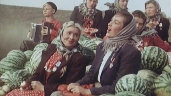 Савинова в фильме «Кубанские казаки»
