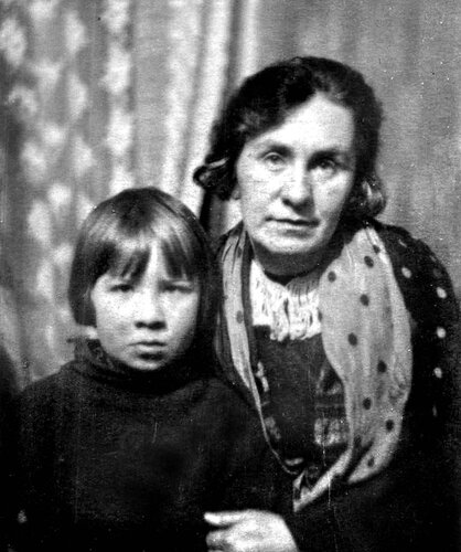 На фото: Кира Александровна в детстве с мамой