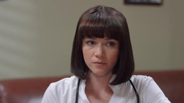 Ольга Гришина в роли хирурга. Кадр из сериала «Центральная больница»