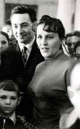 На фото: первая семья Тихонова