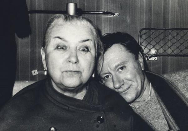 На фото: Андрей Миронов с мамой