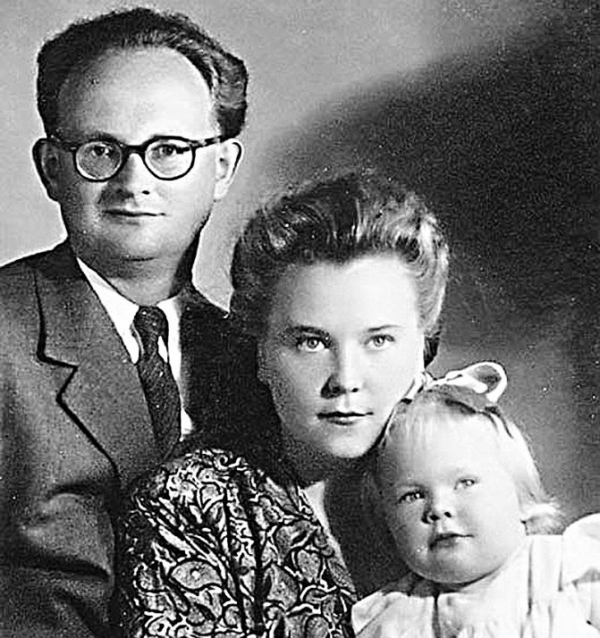 Наталья Белохвостикова в детстве с родителями