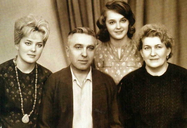 Наташа Гвоздикова с родителямии сестрой