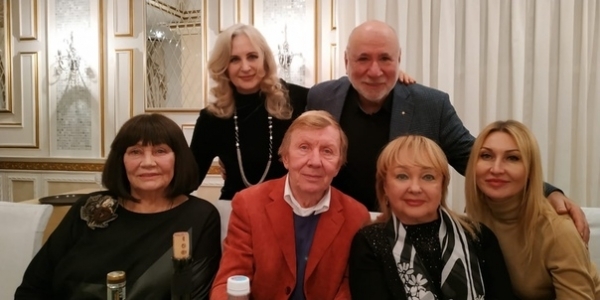 Наталья Гвоздикова в кругу друзей