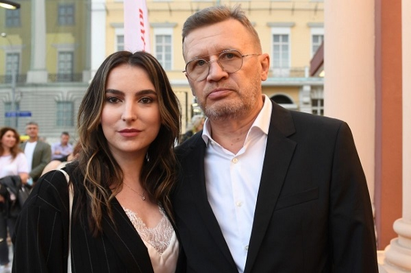 Артист вместе с супругой