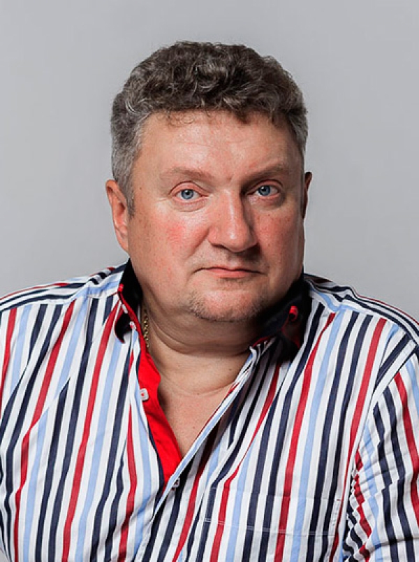 Олег Комаров
