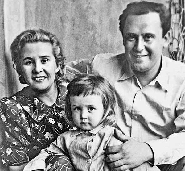 Василий Ливанов с родителями
