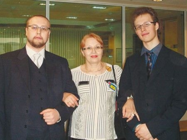 Жена Василия Ливанова с сыновьями